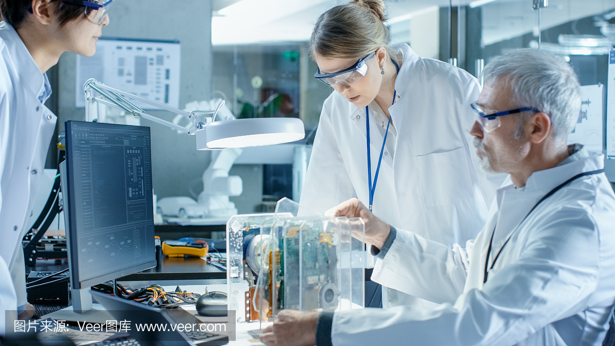 科學家團隊選擇印刷電路板與工作。在背景技術先進的科研中心。